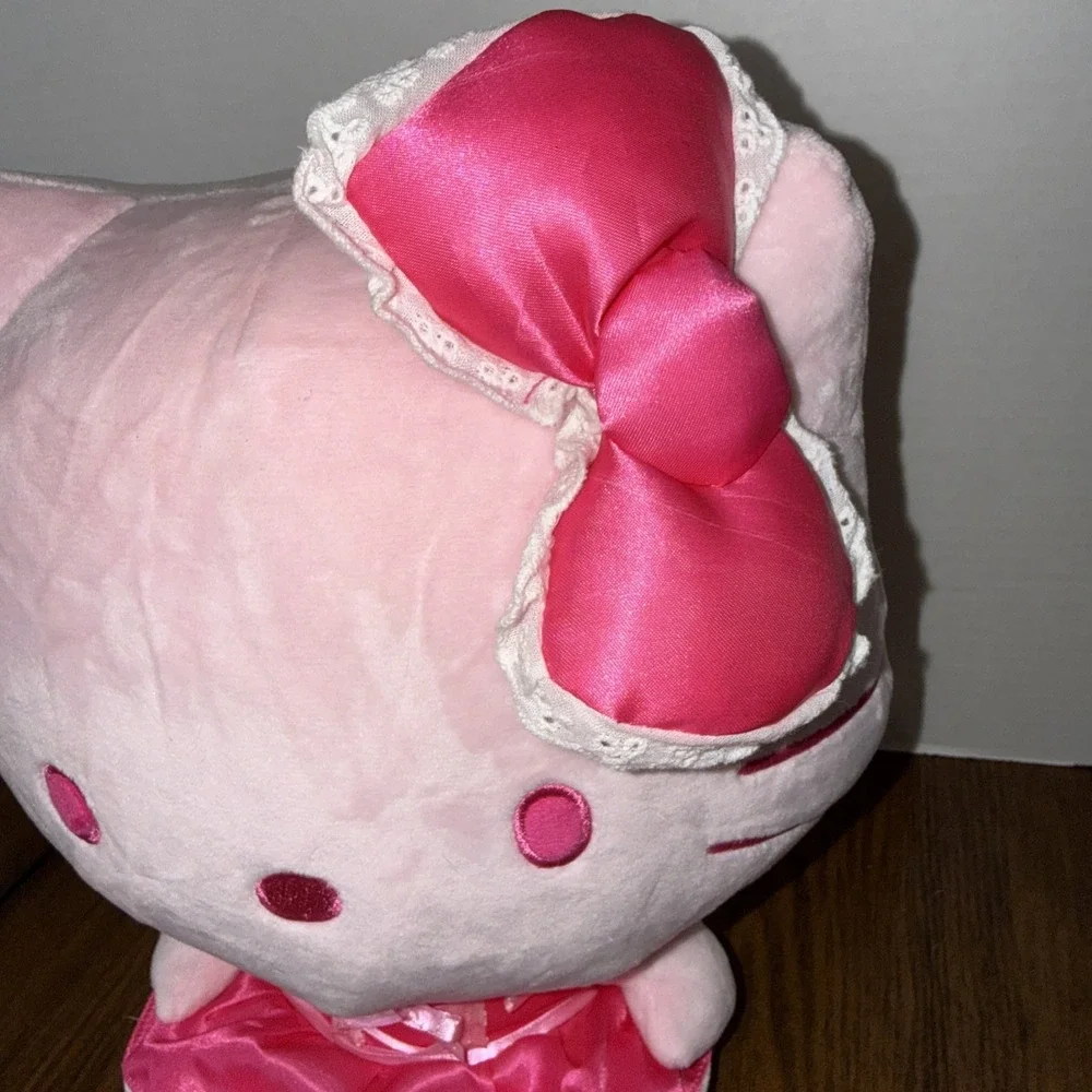 Hello Kitty and Friends: Pink Monochrome Hello Kitty 12